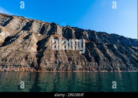 Falaises près de Longyearbyen sur la baie d'Adventfjorden.Longyearbyen, Île de Spitsbergen, Svalbard, Norvège. Banque D'Images