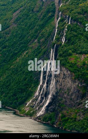 Les chutes d'eau de Seven Sisters s'écoulent en cascade sur des falaises abruptes jusqu'au Geirangerfjord.Geirangerfjord, Norvège. Banque D'Images