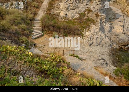 Plage de Platja de les Clisques, une petite crique, au nord du village de Port de la Selva et Cap de Creus (Alt Empordà, Gérone, Catalogne, Espagne) Banque D'Images