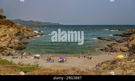 Plage de Platja d'en Beliu près de la pointe et du phare de s'Arenella, à Port de la Selva, au nord du cap Cap de Creus (Alt Empordà, Gérone, Catalogne, Espagne) Banque D'Images