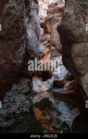 La lumière du soleil illumine les roches sédimentaires du Sesriem Canyon.Parc Namib Naukluft, désert Namib, Namibie. Banque D'Images