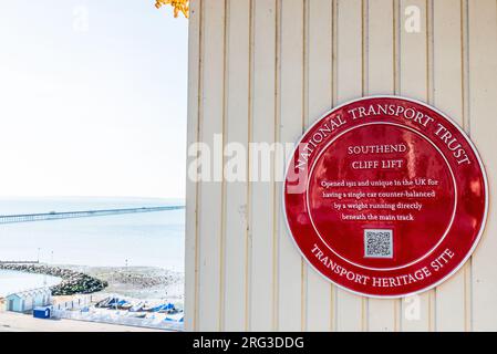 Southend Cliff Lift. Plaque sur le bâtiment de la gare au sommet de la falaise, Southend on Sea, Essex, Royaume-Uni. National transport Trust, site du patrimoine des transports. Front de mer Banque D'Images