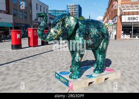 Événement Herd in the City à Southend on Sea, Essex, Royaume-Uni. L'une des nombreuses statues d'éléphants aux couleurs vives placées autour de la ville comme attraction touristique Banque D'Images