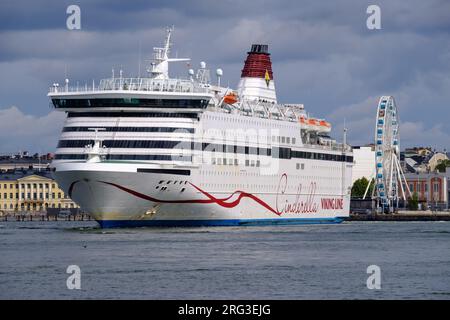 Helsinki / Finlande - 28 JUILLET 2023. MV Viking Cendrillon, exploité par Viking Line, part du port commercial de Katajanokka. Banque D'Images