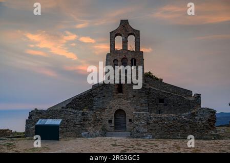 Église romane de Santa Helena de Rodes, au lever du soleil (Alt Empordà, Gérone, Catalogne, Espagne) ESP : Iglesia románica de Santa Helena de Rodes Banque D'Images