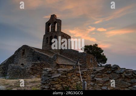 Église romane de Santa Helena de Rodes, au lever du soleil (Alt Empordà, Gérone, Catalogne, Espagne) ESP : Iglesia románica de Santa Helena de Rodes Banque D'Images