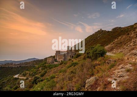 Lever de soleil au monastère de Sant Pere de Rodes, au Cap de Creus (Alt Empordà, Gérone, Catalogne, Espagne) ESP : Amanecer en el monasterio de Sant Pere Banque D'Images