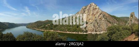 Vue panoramique depuis le point de vue de Salto Del Gitano montrant Peñafalcon (célèbre des vautours) dans le parc national de Monfragüe, Espagne Banque D'Images