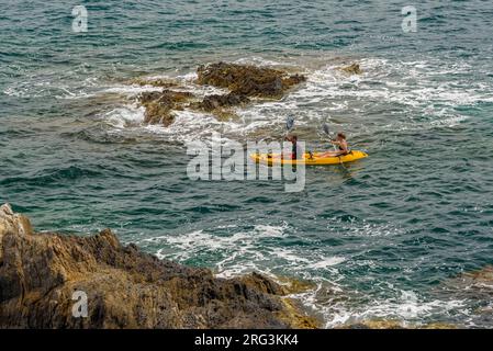 Deux personnes en kayak à Port de la Selva, Cap de Creus (Alt Empordà, Gérone, Catalogne, Espagne) ESP : dos personas en un kayak en el Ampurdán Banque D'Images