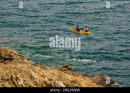 Deux personnes en kayak à Port de la Selva, Cap de Creus (Alt Empordà, Gérone, Catalogne, Espagne) ESP : dos personas en un kayak en el Ampurdán Banque D'Images