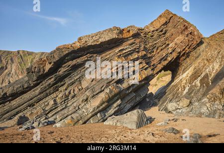 Une arche rocheuse massive sur la plage de Hartland Quay, Hartland, sur la côte atlantique du Devon, en Grande-Bretagne. Banque D'Images