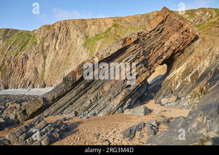 Une arche rocheuse massive sur la plage de Hartland Quay, Hartland, sur la côte atlantique du Devon, en Grande-Bretagne. Banque D'Images