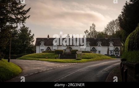 Cottages victoriens au toit de chaume et mémorial de guerre à Warter, East Yorkshire, Royaume-Uni Banque D'Images