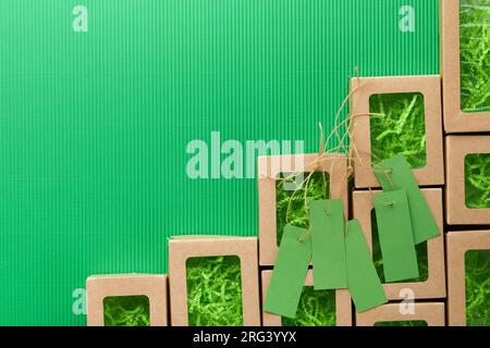 Maquettes d'arrière-plans du vendredi vert. Étiquette de vente sur fond vert. Boîtes à provisions en papier et étiquette verte. Idée d'achat écologique, utile thi Banque D'Images