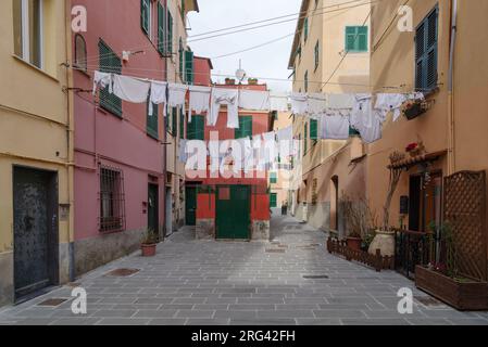 Vue le long de la rue dans le vieux village des marins de Boccadasse, Gênes, région de Ligurie, Italie Banque D'Images