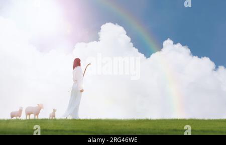 Ciel bleu et nuages, Jésus Christ le berger conduisant les brebis et Jésus marchant avec les brebis sur la prairie dans le soleil brillant et brillant Backgr Banque D'Images