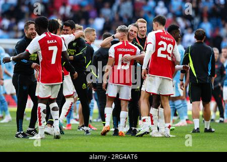 LONDRES, Royaume-Uni - 6 août 2023 : les joueurs d'Arsenal et le personnel célèbrent leur victoire après le match FA Community Shield entre Arsenal et Manchester Banque D'Images