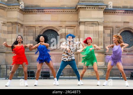 Édimbourg, Écosse, Royaume-Uni. 7 août 2023. Les danseurs du spectacle Havana Street Party se produisent aujourd'hui sur Bristol Square. Les danseurs promettent un spectacle de danse spectaculaire de Cuba, apportant l'expérience de fête ultime au Fringe. Les danseurs vedettes des groupes cubains populaires Los Datway, Danza Contemporanea de Cuba, Ballet Rakatan et Ballet Revolucion créent une fusion passionnante de styles de danse moderne cool avec les derniers succès latins. Iain Masterton/Alamy Live News Banque D'Images