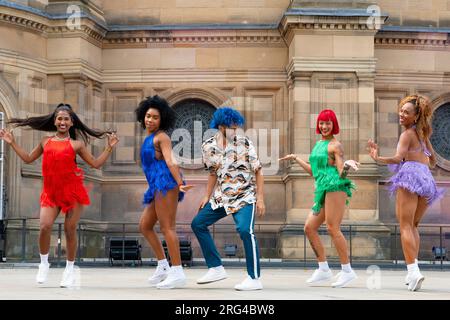 Édimbourg, Écosse, Royaume-Uni. 7 août 2023. Les danseurs du spectacle Havana Street Party se produisent aujourd'hui sur Bristol Square. Les danseurs promettent un spectacle de danse spectaculaire de Cuba, apportant l'expérience de fête ultime au Fringe. Les danseurs vedettes des groupes cubains populaires Los Datway, Danza Contemporanea de Cuba, Ballet Rakatan et Ballet Revolucion créent une fusion passionnante de styles de danse moderne cool avec les derniers succès latins. Iain Masterton/Alamy Live News Banque D'Images