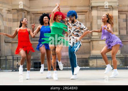 Édimbourg, Écosse, Royaume-Uni. 7 août 2023. Les danseurs du spectacle Havana Street Party se produisent aujourd'hui sur Bristol Square. Les danseurs promettent un spectacle de danse spectaculaire de Cuba, apportant l'expérience de fête ultime au Fringe. Les danseurs vedettes des groupes cubains populaires Los Datway, Danza Contemporanea de Cuba, Ballet Rakatan et Ballet Revolucion créent une fusion passionnante de styles de danse moderne cool avec les derniers succès latins. Iain Masterton/Alamy Live News Banque D'Images