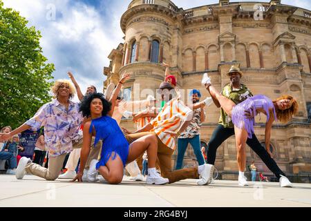 Édimbourg, Écosse, Royaume-Uni. 7 août 2023. Les danseurs du spectacle Havana Street Party se produisent aujourd'hui sur Bristol Square. Les danseurs promettent un spectacle de danse spectaculaire de Cuba, apportant l'expérience de fête ultime au Fringe. Les danseurs vedettes des groupes cubains populaires Los Datway, Danza Contemporanea de Cuba, Ballet Rakatan et Ballet Revolucion créent une fusion passionnante de styles de danse moderne cool avec les derniers succès latins. Iain Masterton/Alamy Live News Banque D'Images