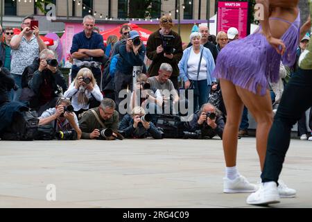 Édimbourg, Écosse, Royaume-Uni. 7 août 2023. Les danseurs du spectacle Havana Street Party se produisent aujourd'hui sur Bristol Square. Les danseurs promettent un spectacle de danse spectaculaire de Cuba, apportant l'expérience de fête ultime au Fringe. Les danseurs vedettes des groupes cubains populaires Los Datway, Danza Contemporanea de Cuba, Ballet Rakatan et Ballet Revolucion créent une fusion passionnante de styles de danse moderne cool avec les derniers succès latins. PIC . Des membres de la presse photographient le photocall des danseurs. Iain Masterton/Alamy Live News Banque D'Images