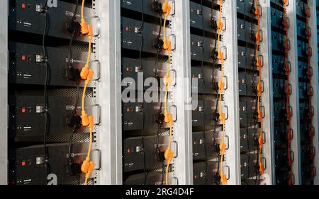 Image d'un système de stockage d'énergie par batterie composé de plusieurs modules de batterie au lithium placés côte à côte. Ce système est utilisé pour stocker de l'ène renouvelable Banque D'Images