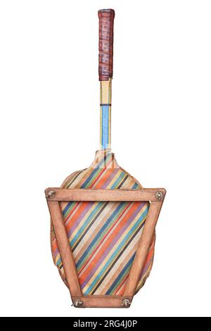 Raquette de tennis en bois vintage avec manche rayé coloré et rack isolé sur un fond blanc Banque D'Images