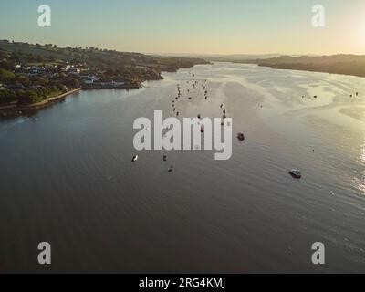 Une vue du soir regardant vers l'intérieur des terres en amont le long de l'estuaire de la rivière Teign, à Shaldon, sur la côte sud du Devon, en Grande-Bretagne Banque D'Images