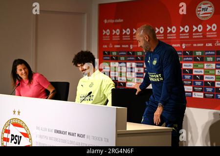 EINDHOVEN - l'entraîneur du PSV Peter Bosz et le joueur Andre Ramalho lors d'une conférence de presse au Philips Stadium avant le troisième tour de qualification de la Ligue des Champions face à Sturm Graz d'Autriche. Le vainqueur de cette ronde préliminaire participera aux play-offs pour obtenir un billet pour la phase de groupes. la secrétaire de presse de gauche Sanne Clements. ANP OLAF KRAAK Banque D'Images