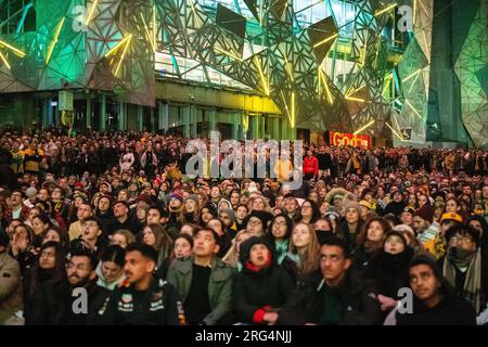 Melbourne, Australie, 7 août 2023. Une Federation Square remplie accueille des centaines de fans de football qui regardent avec impatience les Matildas affronter le Danemark lors de la coupe du monde féminine Fifa. Crédit : Jay Kogler/Alamy Live News Banque D'Images