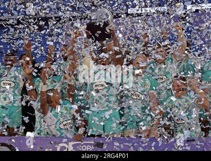 Buenos Aires, 5 août 2023. Le sud-africain Springbooks Bongi Mbonambi (C) maintient le tropjy lors de la célébration avec ses coéquipiers après leur victoire contre les Argentins Los Pumas lors de leur match test de Rugby Union avant la prochaine coupe du monde de Rugby 2023, au stade Jose Amalfitani de Buenos Aires, le 5 août 2023. (Photo Alejandro Pagni / PHOTOxPHOTO) Banque D'Images