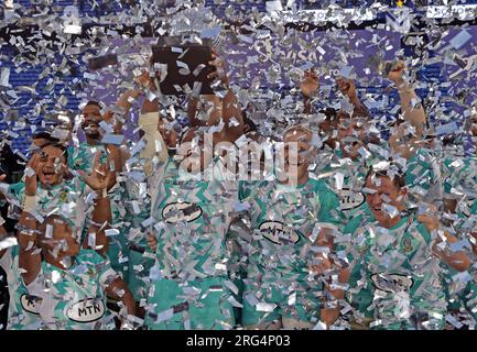 Buenos Aires, 5 août 2023. Le sud-africain Springbooks Bongi Mbonambi (C) maintient le tropjy lors de la célébration avec ses coéquipiers après leur victoire contre les Argentins Los Pumas lors de leur match test de Rugby Union avant la prochaine coupe du monde de Rugby 2023, au stade Jose Amalfitani de Buenos Aires, le 5 août 2023. (Photo Alejandro Pagni / PHOTOxPHOTO) Banque D'Images