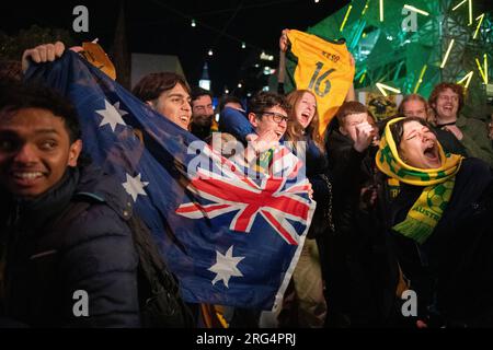 Melbourne, Australie, 7 août 2023. Les supporters réagissent à la victoire de l'Australie 2-0 sur le Danemark lors d'une diffusion de la coupe du monde féminine Fifa à Federation Square. Crédit : Jay Kogler/Alamy Live News Banque D'Images