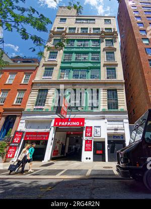 Quartier historique de Greenwich Village : 107 West 13th Street, à l'origine un entrepôt de meubles, a été converti en garage. Banque D'Images