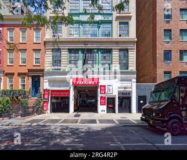 Quartier historique de Greenwich Village : 107 West 13th Street, à l'origine un entrepôt de meubles, a été converti en garage. Banque D'Images