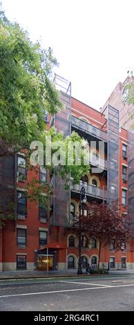 Greenwich Village : 42 West 13th Street est un immeuble coopératif en briques rouges et blanches, construit en 1886 avec des fenêtres voûtées blanches proéminentes. Banque D'Images