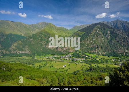 Village de Barruera et vallée de Boí vu du point de vue de Sant Quirc de Durro (Ribagorça, Lleida, Catalogne, Espagne, Pyrénées) Banque D'Images