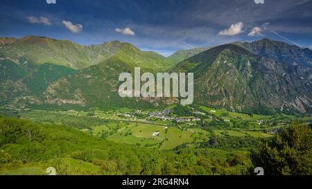 Village de Barruera et vallée de Boí vu du point de vue de Sant Quirc de Durro (Ribagorça, Lleida, Catalogne, Espagne, Pyrénées) Banque D'Images