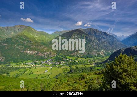 Village de Barruera et vallée de Boí vu du point de vue de Sant Quirc de Durro (Ribagorça, Lleida, Catalogne, Espagne, Pyrénées) Banque D'Images