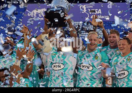 Le sud-africain Springbooks Bongi Mbonambi (C) maintient le tropjy lors de la célébration avec ses coéquipiers après leur victoire contre les Argentins Los Pumas lors de leur match test de Rugby Union avant la prochaine coupe du monde de Rugby 2023, au stade Jose Amalfitani de Buenos Aires, le 5 août 2023. (Photo Alejandro Pagni / PHOTOxPHOTO) Banque D'Images