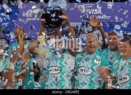 Le sud-africain Springbooks Bongi Mbonambi (C) maintient le tropjy lors de la célébration avec ses coéquipiers après leur victoire contre les Argentins Los Pumas lors de leur match test de Rugby Union avant la prochaine coupe du monde de Rugby 2023, au stade Jose Amalfitani de Buenos Aires, le 5 août 2023. (Photo Alejandro Pagni / PHOTOxPHOTO) Banque D'Images