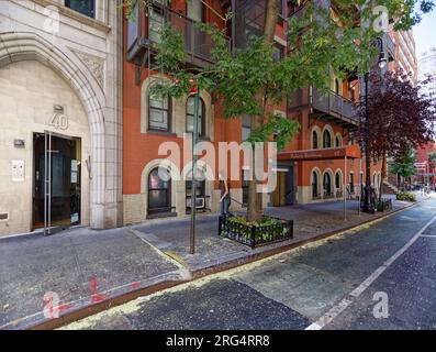 Greenwich Village : 42 West 13th Street est un immeuble coopératif en briques rouges et blanches, construit en 1886 avec des fenêtres voûtées blanches proéminentes. Banque D'Images