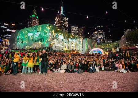 Melbourne, Australie, 7 août 2023. Une Federation Square remplie accueille des centaines de fans de football qui regardent avec impatience les Matildas affronter le Danemark lors de la coupe du monde féminine Fifa. Crédit : Jay Kogler/Alamy Live News Banque D'Images