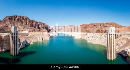 Vue panoramique du lac Mead derrière le barrage Hoover montrant un niveau d'eau record en 2022 Banque D'Images