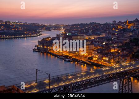 Vue de Porto sur la rivière Douro avec la réflexion de l'éclairage de nuit Banque D'Images