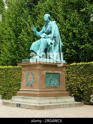 Jardin du roi de Copenhague (Kongens Have) parc public : vue latérale du monument en bronze à Hans Christian Andersen avec un livre en main, par August V. Saab Banque D'Images