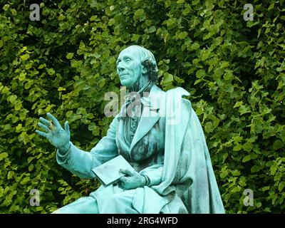 Jardin du roi de Copenhague (Kongens Have) parc public : détail de la statue en bronze de Hans Christian Andersen avec livre en main, par August V. Saabye en 1880 Banque D'Images
