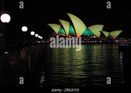 Sydney, Australie. 7 août 2023. L’Opéra de Sydney a été illuminé en vert et or pour marquer l’occasion où l’équipe féminine de football des Matildas affrontera le Danemark lors du round 16 de la coupe du monde féminine de la FIFA. Crédit : Richard Milnes/Alamy Live News Banque D'Images