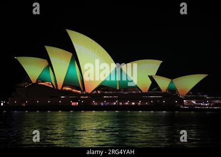 Sydney, Australie. 7 août 2023. L’Opéra de Sydney a été illuminé en vert et or pour marquer l’occasion où l’équipe féminine de football des Matildas affrontera le Danemark lors du round 16 de la coupe du monde féminine de la FIFA. Crédit : Richard Milnes/Alamy Live News Banque D'Images